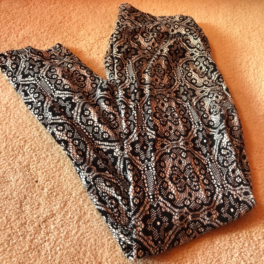 Sophisticated black and white lace pattern legging